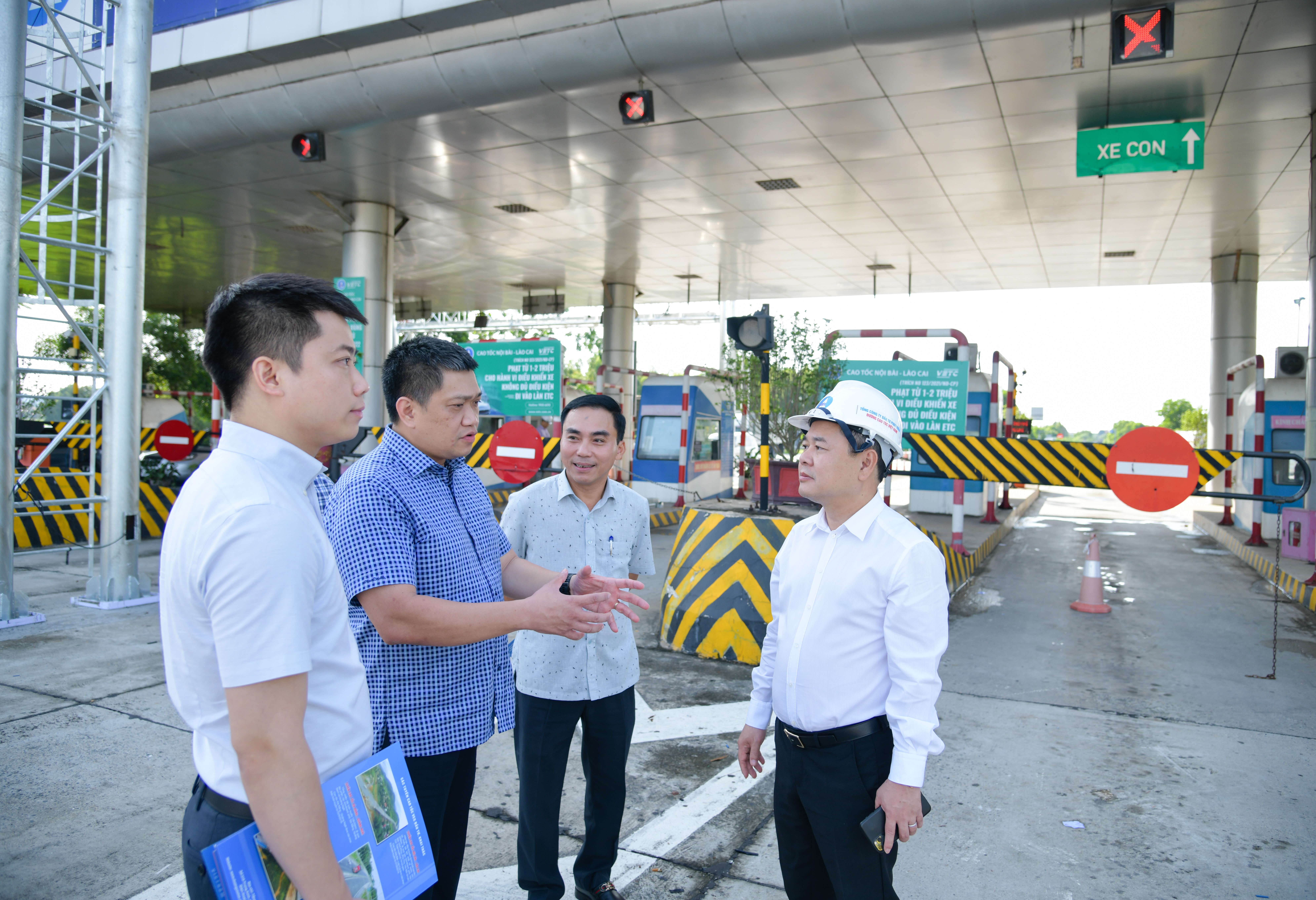 Tổng giám đốc VEC Phạm Hồng Quang báo cáo Phó Chủ tịch CMSC Nguyễn Ngọc Cảnh những khó khăn thách thức trong quá trình thi công lắp đặt thi công hệ thống thu phí ETC trên các tuyến cao tốc VEC quản lý, khai thác