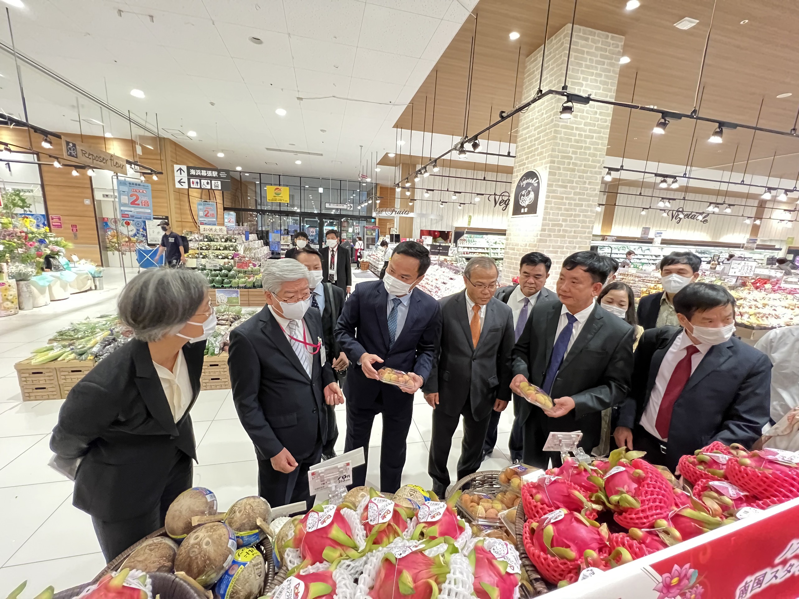 Ông Triệu Thế Hùng, Chủ tịch UBND tỉnh Hải Dương cùng đoàn công tác tham quan quầy bán vải thiều tại siêu thị Aeon. Ảnh: Thành Trung